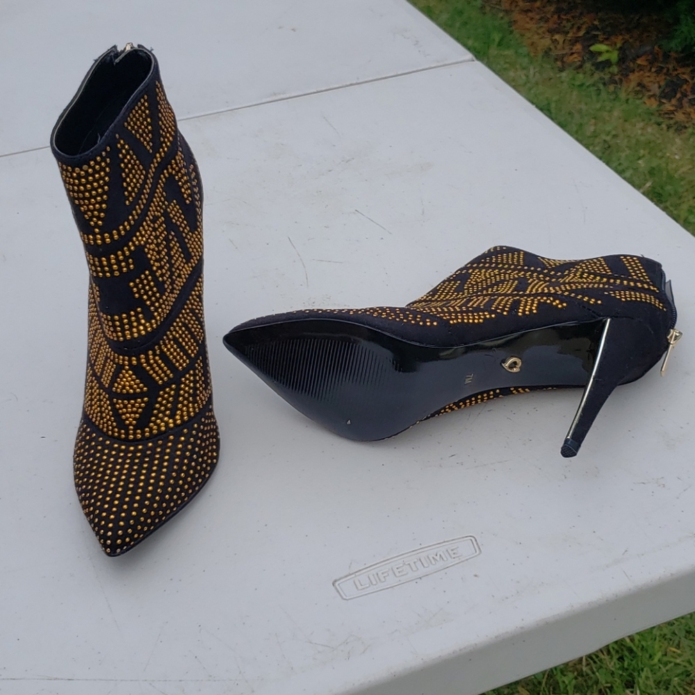 Thalia Sodi, Black and Gold, Size 7